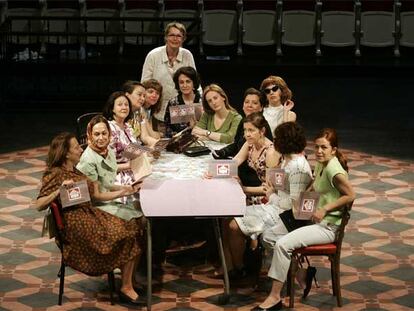 El elenco de <i>Las cuñadas,</i> de Michel Tremblay, durante un ensayo en el Teatro Español de Madrid.