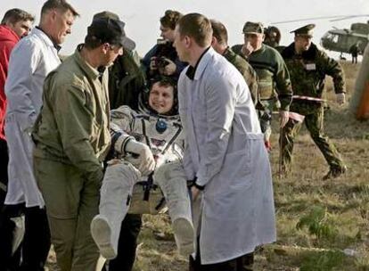 Charles Simonyi es trasladado poco después del aterrizaje de la nave rusa Soyuz, en las estepas de Asia Central