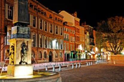 Fachadas de la plaza de Saint Etienne, en Toulouse.