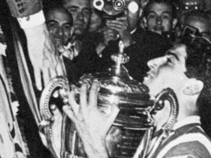 Collar recibe el trofeo de Copa de 1960
