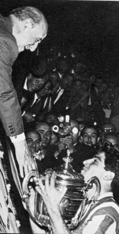 Collar recibe el trofeo de Copa de 1960