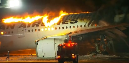 Según Japan Airlines el avión chocó con otro durante el aterrizaje.