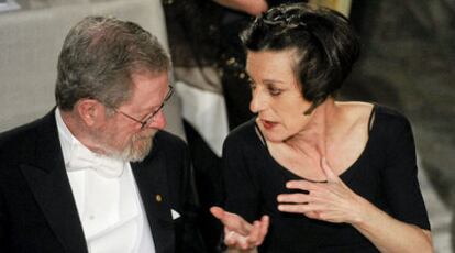 Herta Müller, premio Nobel de Literatura, conversa con George E. Smith, premio Nobel de Física, en la cena posterior a la ceremonia.