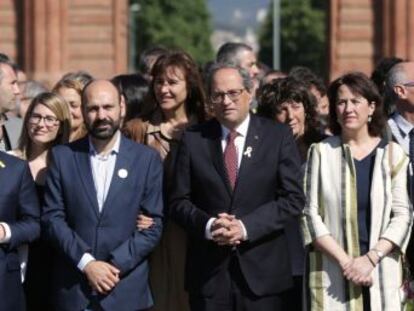 El presidente de la Generalitat acude al juzgado arropado por su Govern y por alcaldes y entidades soberanistas