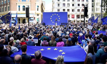 El periodista del diario EL PAÍS Andrea Rizzi participa en la concentración a favor de Europa.