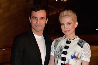 El 6 de marzo de este año el diseñador francés Nicolas Ghesquière presentaba su primera colección para Louis Vuitton. Siete meses después y acompañado por la actriz Michelle Williams, protagonista de las campañas de la línea de complementos de la casa francesa, acudía a la apertura del centro cultural de la 'maison'.