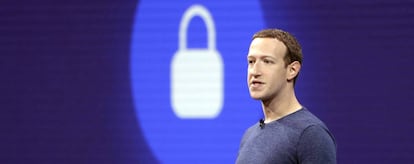 Mark Zuckerberg da una charla en la conferencia de desarrolladores de Facebook F8 en mayo de 2018.