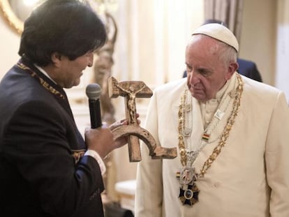 Evo Morales presenteando o Papa com o crucifixo. 