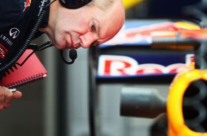 Adrian Newey observa el Red Bull durante el GP de India