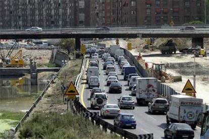 Atasco causado por las obras de soterramiento de la M-30 a la altura del estadio Vicente Calderón.