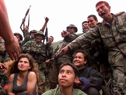 Foto de archivo de diciembre del año 2000 en la que soldados del ejército colombiano muestran a tres adolescentes capturados en la zona de Santander por pertenecer a las FARC.