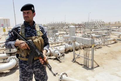 Un soldado iraquí custodia un campo de petróleo en Basra.