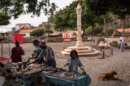 Puesto de artesanía para turistas en la Plaza de La Picota. En el centro, un rollo de mármol, también llamado 'pelourinho', construido entre 1512 o 1520 como símbolo del poder municipal y la justicia real. Allí se leían las actas del Cabildo —corporación municipal para la administración de las ciudades— y se sometía a castigo público a los infractores de la ley. También era el lugar central del comercio de esclavos.