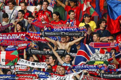 Aficionados de Osasuna celebran la clasificación de su equipo para la Liga de Campeones
