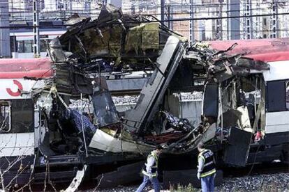 Estado en que quedó uno de los trenes atacados el 11-M cerca de la estación de Atocha.
