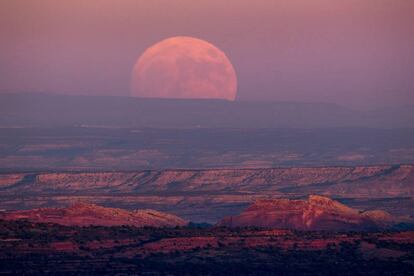 La lluna gairebé plena s'eleva sobre la vall dels Déus, al comtat de San Juan (Estats Units).