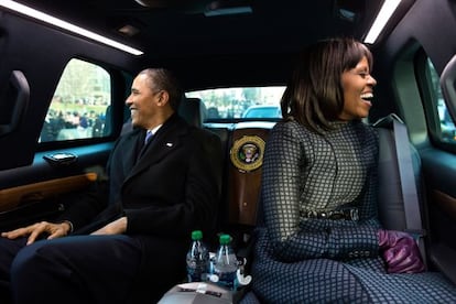 El matrimonio Obama en el coche presidencial. 