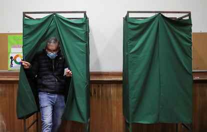 Un ciudadano sale de una cabina de votación durante el referéndum sobre la nueva Constitución chilena, en Santiago, el 4 de septiembre de 2022.