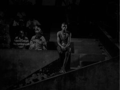 Scene #9928. Estadio de Brazzaville con seguidores de los Diablos Rojos. República Democrática del Congo, 2013