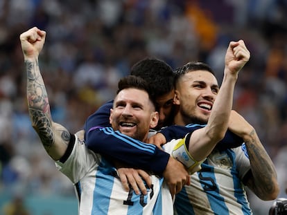 GR5722. RAYÁN (CATAR), 09/12/2022.- Lionel Messi de Argentina celebra al ganar la serie de penaltis hoy, en un partido de los cuartos de final del Mundial de Fútbol Qatar 2022 entre Países Bajos y Argentina  en el estadio de Lusail (Catar). EFE/ JJ Guillén
