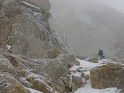 Una imagen de la zona en la que Iñurrategi, Vallejo y Zabalza han instalado el equipo para abrir la vía por la cara sur del Paiju Peak.