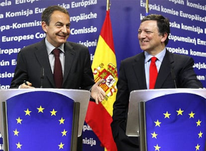 El presidente del Gobierno, José Luis Rodríguez Zapatero, y el presidente de la Comisión Europea, José Manuel Durao Barroso, durante la rueda de prensa que han dado hoy