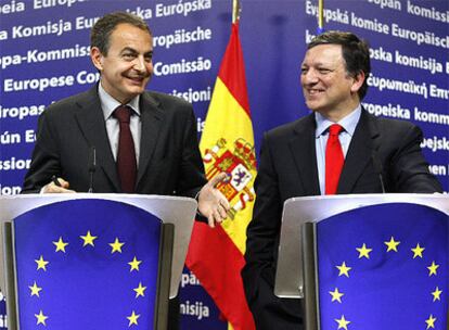 El presidente del Gobierno, José Luis Rodríguez Zapatero, y el presidente de la Comisión Europea, José Manuel Durao Barroso, durante la rueda de prensa que han dado hoy