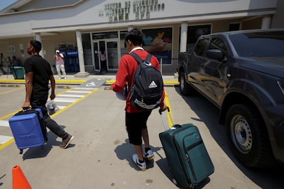 Migrantes hondureños autodeportados tras su llegada al aeropuerto de San Pedro Sula, Honduras, este 19 de mayo.