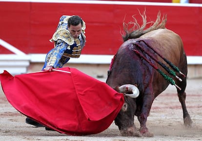 Rafaelillo, en su primer toro, en la Plaza de Pamplona.