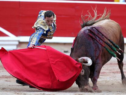 Rafaelillo, en su primer toro, en la Plaza de Pamplona.