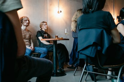 Sky y Sophia, clientes del bar migas, escuchan en silencio el disco 'Crêuza de mä'