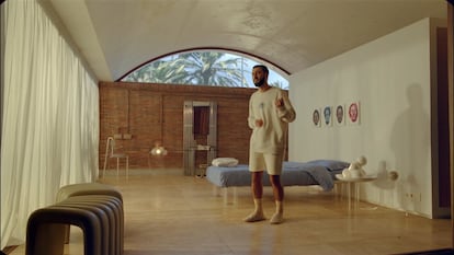 En el videoclip de ‘La Culpa’ los pacientes del centro de rehabilitación disponen de una habitación propia, ubicada en realidad en el mismo dormitorio de invitados de este chalet. Little Spain / YouTube
