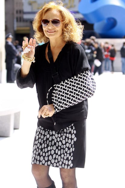 Diane Von Furstenberg tampoco deja que una lesión estropee su look. La diseñadora lució un cabestrillo estampado. Un guiño a su profesión.