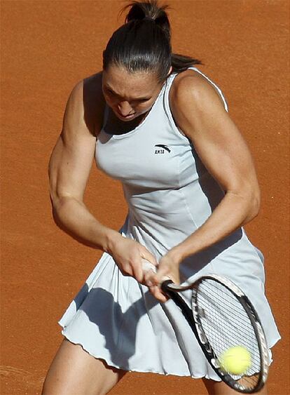 Jelena Jankovic, una de las mejores tenistas del circuito, no tiene mucho que envidiar a la musculatura de Rafa Nadal. Su brazo, fuerte como una roca, se tensa cuando golpea la bola en el partido frente a Hantuchova, correspondiente a la segunda ronda del Masters.