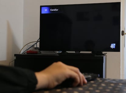 22/12/20 Un telespectador sigue la cadena Canal Sur fundida en negro. Foto de Alejandro Ruesga