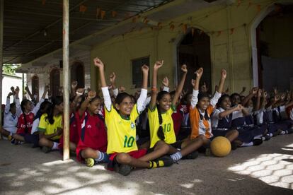 Las Shakti girls comparten momentos de charla y de diversión a final de sus entrenamientos en Nagpur (India).