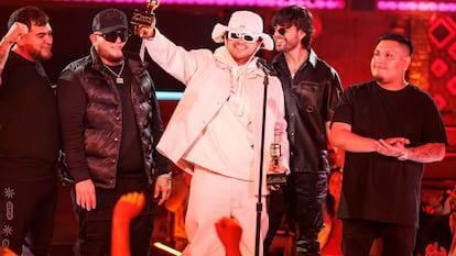 Los integrantes de Fuerza Regida reciben un premio Billboard en diciembre de 2024.
