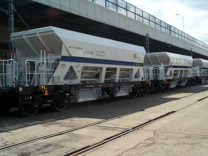 Vagones-tolvas para el transporte de balasto fabricados por Tafesa para Convensa, una compañía filial del grupo FCC.