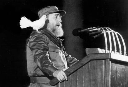 8 de enero de 1989, una paloma blanca se posa sobre el hombro del presidente cubano Fidel Castro, mientras ofrece un discurso a la juventud cubana en una ceremonia para conmemorar el XXX aniversario de la revolución cubana en La Habana.
