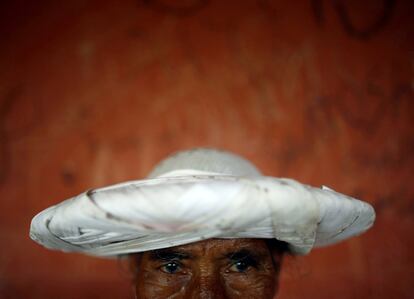 Un cura con el traje tradicional participa en el festival de Shikali, en el pueblo nepalí de Khokana.