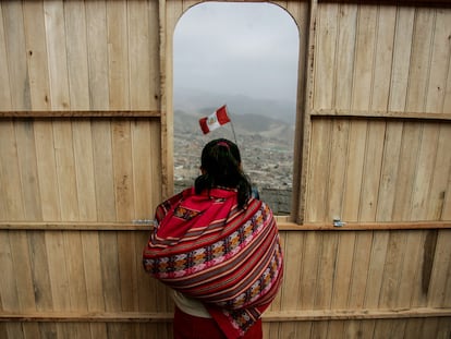 Una mujer mira la bandera peruana en el distrito de San Juan de Miraflores, en los alrededores de Lima.