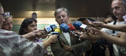 El alcalde de Zaragoza, Pedro Santisteve, visita a los heridos en el hospital.