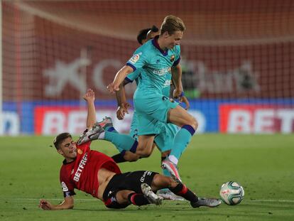 De Jong se marcha de Pozo durante el Mallorca-Barça del 13 de junio.