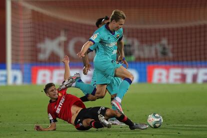 De Jong se marcha de Pozo durante el Mallorca-Barça del 13 de junio.