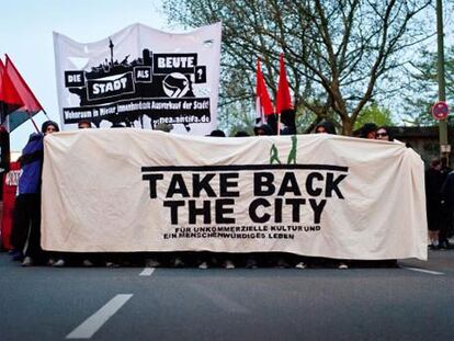 Pancarta de una marcha en Berlín durante la pasada 'Noche de Walpurgis', una jornada reivindicativa previa a las movilizaciones del 1 de mayo, día del trabajo, en la capital alemana.