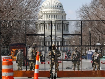 Miembros de la Guardia Nacional custodian el Capitolio de Washington, este martes.