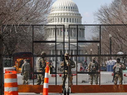 Membros da Guarda Nacional vigiam os arredores de um Capitólio blindado, em Washington.