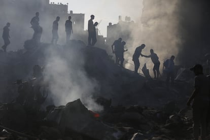 Búsqueda de supervivientes tras un ataque aéreo en el campo de refugiados de Bureij, este jueves.