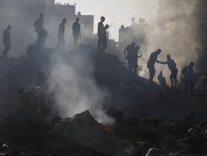 Civiles intentan alcanzar a los sobrevivientes de un bombardeo israelí en Gaza, en noviembre de 2023.