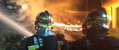 Bomberos trabajan en la extinción del incendio.